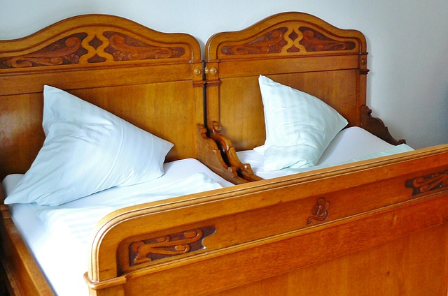 drewniane łóżka