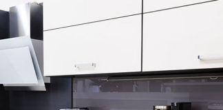 Szkło nad blatem w kuchni – piękna i praktyczna ozdoba ściany