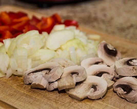 Ile wyżej położyć kostkę od obrzeża?