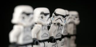 Kiedy policjant może uderzać?